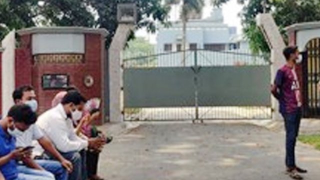 উপাচার্যকে অবাঞ্ছিত ঘোষণা করে রাবির সব ভবনে তালা | বিশ্ববিদ্যালয় নিউজ 