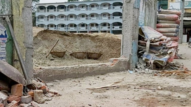 স্কুলের বাউন্ডারি ওয়াল ভেঙে রাস্তার নির্মাণ সামগ্রী রাখার অভিযোগ | স্কুল নিউজ 