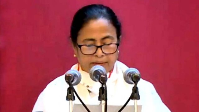 পশ্চিমবঙ্গের মুখ্যমন্ত্রী হিসেবে শপথ নিলেন মমতা 