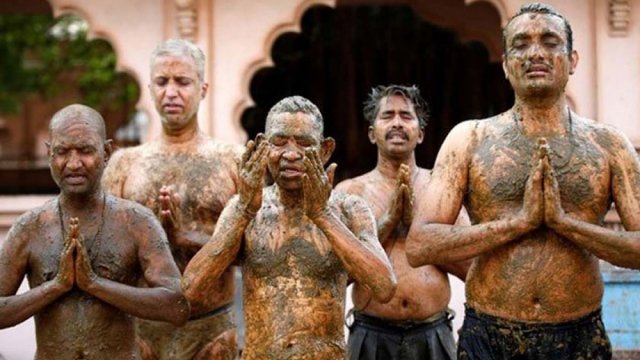 গোবর দিয়ে করোনা চিকিৎসা, বিশেষজ্ঞদের সতর্কতা 