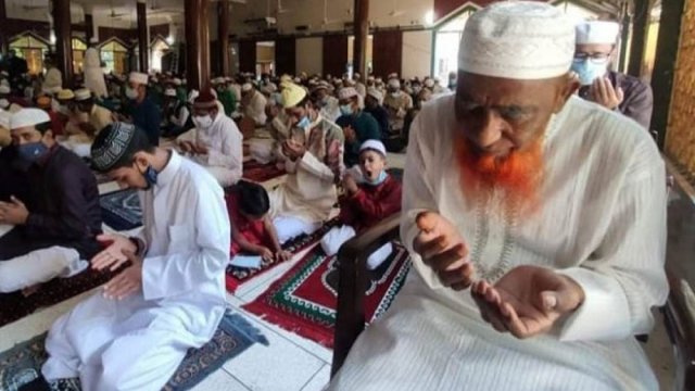 করোনা থেকে মুক্তি ও ফিলিস্তিনিদের জন্য দোয়ায় ঈদ পালিত | বিবিধ নিউজ 