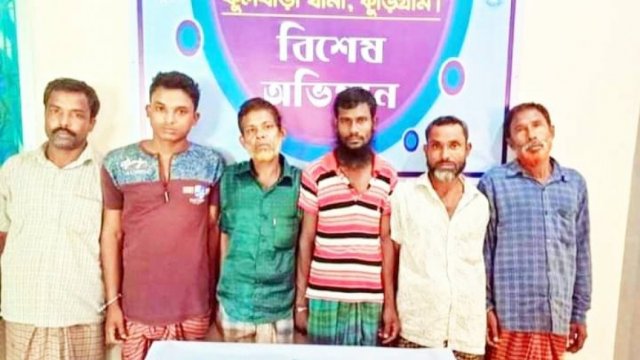 বন্ধ স্কুলের ক্লাসরুমে জুয়ার আসর, আটক ৬ | বিবিধ নিউজ 