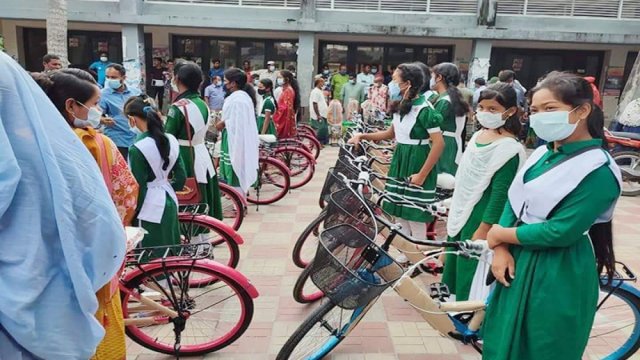 প্রধানমন্ত্রীর উপহারের সাইকেল পেল ৩৭ ছাত্রী | স্কুল নিউজ 