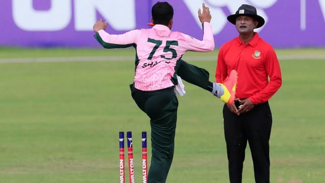 আউট না দেয়ায় লাথি মেরে স্টাম্প ভাঙলেন সাকিব | খেলাধুলা নিউজ 