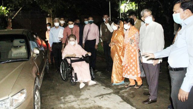 এসএমএস পেয়েছেন, বাসায় টিকা নিতে চান খালেদা জিয়া
