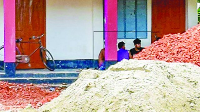 বন্ধ স্কুলের বারান্দায় চলে জুয়ার আসর 