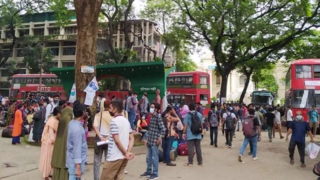 শিক্ষার্থীদের বাড়ি পৌঁছে দিতে ছাড়ল জবির ২৩ বাস | বিশ্ববিদ্যালয় নিউজ 