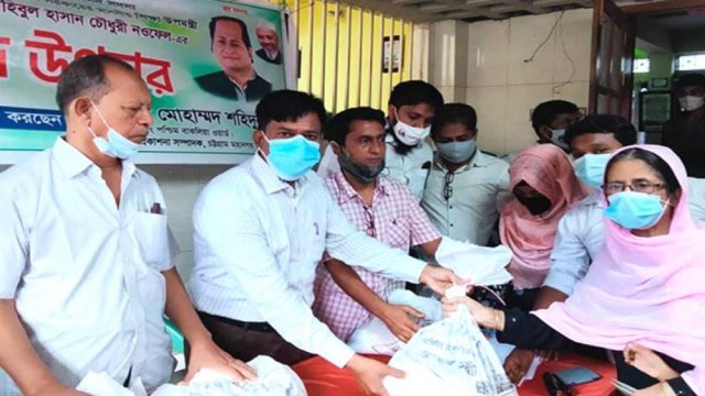 শিক্ষা উপমন্ত্রীর সৌজন্যে ঈদ উপহার বিতরণ 