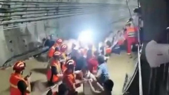 ট্রেনের ভেতর কোমর পানিতে আটকা পড়ল যাত্রীরা (ভিডিও) | বিবিধ নিউজ 