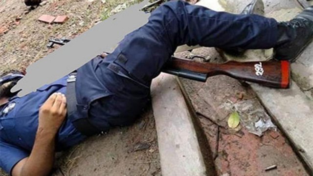 নিজের ব্যবহৃত রাইফেল ঠেকিয়ে পুলিশ কনস্টেবলের আত্মহত্যা | বিবিধ নিউজ 