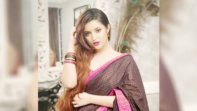 এক শিক্ষার্থীর প্রবেশপত্রে পরীক্ষা দিচ্ছেন আরেক শিক্ষার্থী | পরীক্ষা নিউজ 