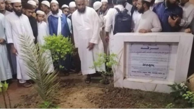 হাটহাজারী মাদরাসায় চিরশায়িত বাবুনগরী | মাদরাসা নিউজ 