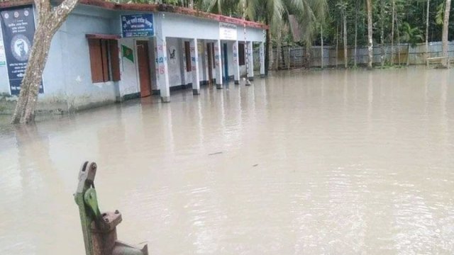 সাত শতাধিক স্কুল কলেজ পানির নিচে