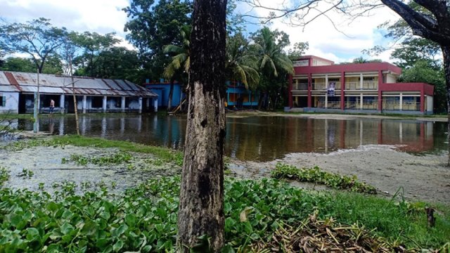 সাত শতাধিক স্কুল কলেজ পানির নিচে