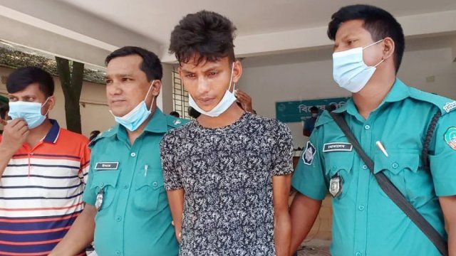 নেশার টাকার জন্যই বেরোবির শিক্ষক-শিক্ষার্থীকে কুপিয়ে ছিনতাই | বিশ্ববিদ্যালয় নিউজ 