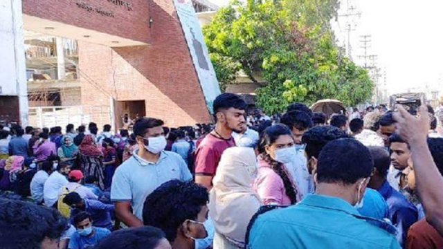 ফল পুনর্মূল্যায়নের দাবিতে জাতীয় বিশ্ববিদ্যালয়ের সামনে শিক্ষার্থীদের বিক্ষোভ | বিশ্ববিদ্যালয় নিউজ 