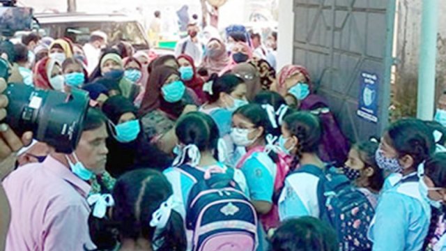 প্রথম দিনেই ভিকারুননিসায় অভিভাবকদের জটলা | কলেজ নিউজ 