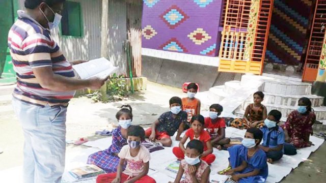স্কুলে বন্যার পানি, পাশের বাড়ির উঠানে ক্লাস | স্কুল নিউজ 