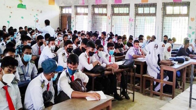 সরকারি কলেজের ক্লাসে স্বাস্থ্যবিধির বালাই নেই | কলেজ নিউজ 