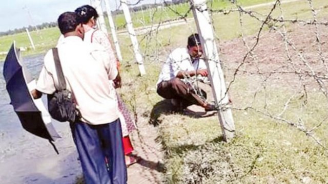 স্কুলে যাওয়ার রাস্তাও কাঁটাতারে ঘেরা | বিবিধ নিউজ 