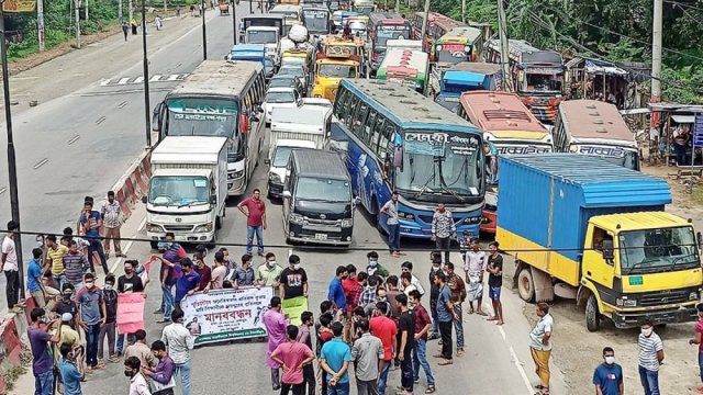 জাবি শিক্ষার্থীকে মারধর : মহাসড়কে শিক্ষার্থীদের অবস্থান | বিশ্ববিদ্যালয় নিউজ 