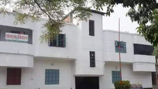 হামলা চালিয়ে কিন্ডারগার্টেন বন্ধ করে দেওয়ার অভিযোগ 