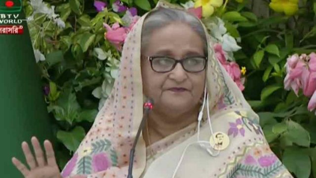 শহীদ মিনারে জুতা পায়ে শিক্ষার্থীদের ফটোসেশন, শিক্ষকদের শোকজ | স্কুল নিউজ 