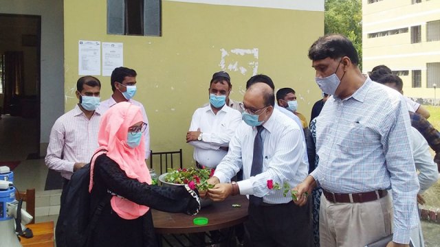 ৫৭০ দিন পর হলে ফিরে খুশি ইবি শিক্ষার্থীরা, ফুল-চকলেটে বরণ | বিশ্ববিদ্যালয় নিউজ 