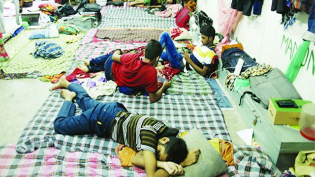 হলে ঢুকতে পারছেন না গণরুমে থাকা ঢাবি শিক্ষার্থীরা | বিশ্ববিদ্যালয় নিউজ 