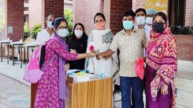 খুলেছে জাবির হল, ফুল দিয়ে শিক্ষার্থীদের বরণ | বিশ্ববিদ্যালয় নিউজ 