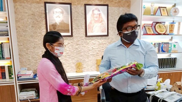 এক ঘণ্টা ডিসির দায়িত্বে কলেজছাত্রী আফিয়া | বিবিধ নিউজ 