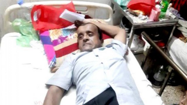 শিক্ষককে লাথি দেওয়া শিক্ষা কর্মকর্তাকে বরখাস্তের দাবি 