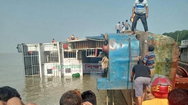 পাটুরিয়ায় যানবাহনসহ ডুবে গেল ফেরি (ভিডিও) | বিবিধ নিউজ 