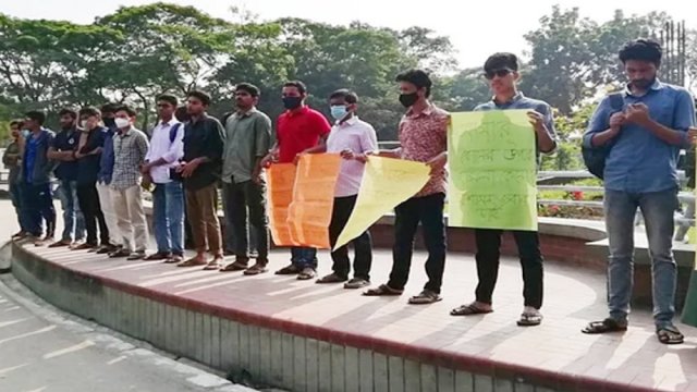ছিনতাইকারীর ছুরিকাঘাতে শাবিপ্রবি ছাত্রী আহত, প্রতিবাদে মানববন্ধন | বিশ্ববিদ্যালয় নিউজ 