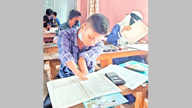 কবজিবিহীন দুই হাতে মোবারকের এসএসসি পরীক্ষা | স্কুল নিউজ 