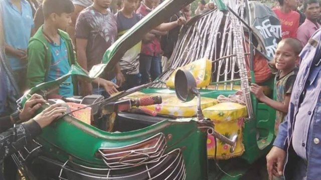 বাসের সঙ্গে অটোরিকশার সংঘর্ষ, ৩ শিক্ষার্থী নিহত | কলেজ নিউজ 
