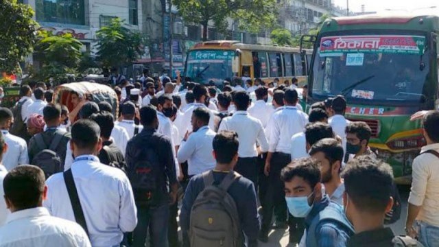 হাফ পাস আন্দোলন থেকে এক ছাত্রকে তুলে নিলো পুলিশ | বিবিধ নিউজ 