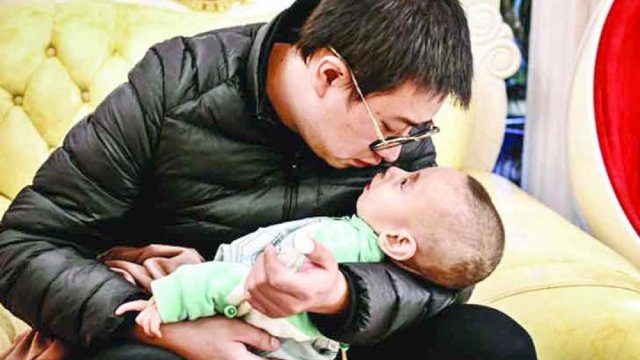 ছেলেকে বাঁচাতে চিকিৎসাবিজ্ঞানীর ভূমিকায় হাইস্কুল পাস বাবা | বিবিধ নিউজ 
