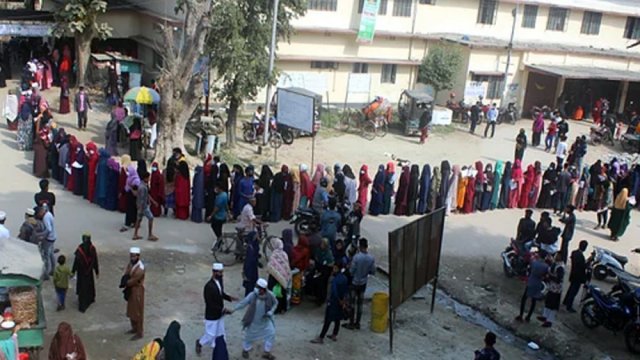 টিকাকেন্দ্রে শিক্ষার্থীদের ভিড় 