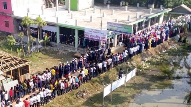 টিকাকেন্দ্রে শিক্ষার্থীদের উপচে পড়া ভিড়, কারও মুখে নেই মাস্ক | করোনা আপডেট নিউজ 