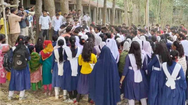 স্কুলে ব্যাগ বিতরণে গিয়ে শিক্ষার্থীদের তোপের মুখে চেয়ারম্যান 