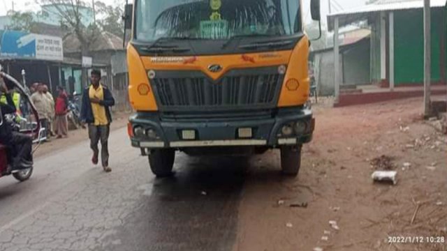 স্কুলের যাওয়ার পথে ট্রাকের ধাক্কা, চাচা-ভাতিজার মৃত্যু 