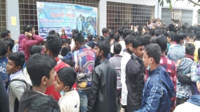 টিকা নিতে স্কুলে ভিড়, শিক্ষার্থীদের মুখে নেই মাস্ক 