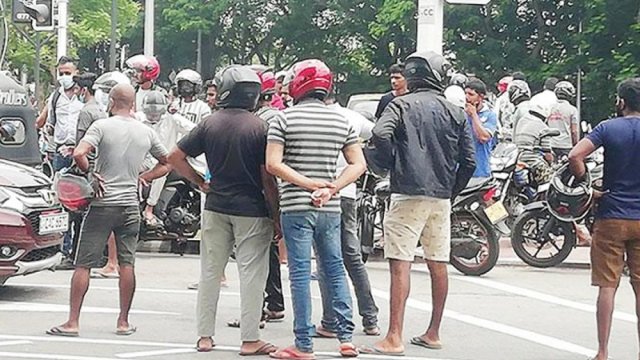 এমপিদের পালানো ঠেকাতে শ্রীলঙ্কায় বিমানবন্দর অবরোধ 