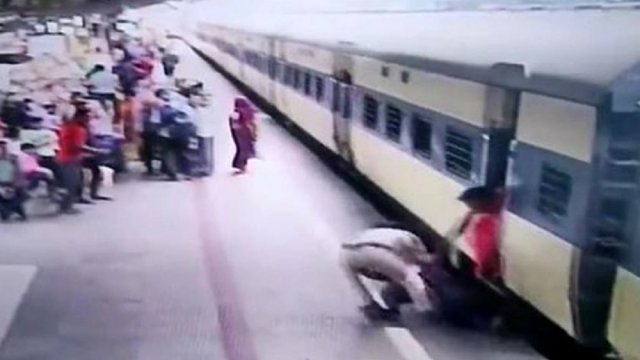 ট্রেন থেকে প্ল্যাটফর্মের ফাঁকে পড়ে গেলেন নারী, বাঁচালেন কনস্টেবল | বিবিধ নিউজ 