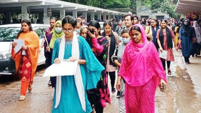 বৃষ্টিতে ঢাবির ‘চ’ ইউনিটের পরীক্ষার্থী-অভিভাবকদের ভোগান্তি | ভর্তি নিউজ 