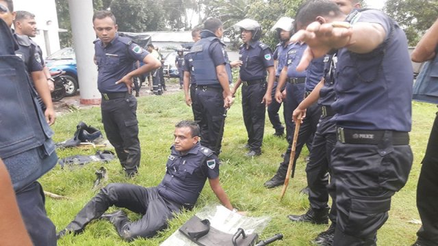 ধর্ম অবমাননা করে ফেসবুকে ছাত্রীর পোস্ট : পুলিশের ওপর হামলা, আহত ২০ | বিবিধ নিউজ 