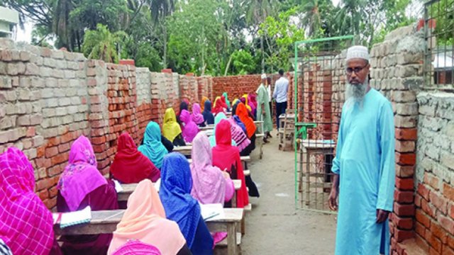 আকস্মিক ঘূর্ণিঝড়ে উড়ে গেছে মাদরাসার টিনশেড | মাদরাসা নিউজ 