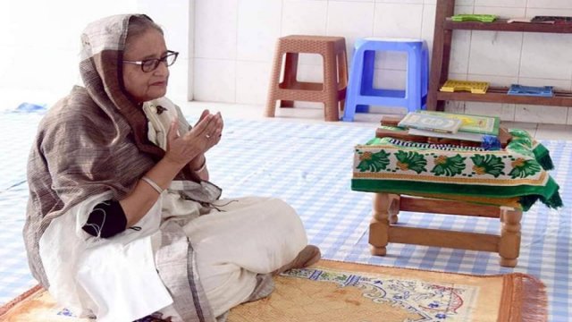দুই মাজার জিয়ারত করে বন্যার্তদের জন্য দোয়া চাইলেন প্রধানমন্ত্রী 