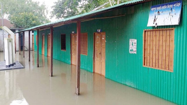 বন্যার পানি ঢুকে পড়ায় সিরাজগঞ্জের ৮৪ শিক্ষাপ্রতিষ্ঠানে পাঠদান বন্ধ | কলেজ নিউজ 
